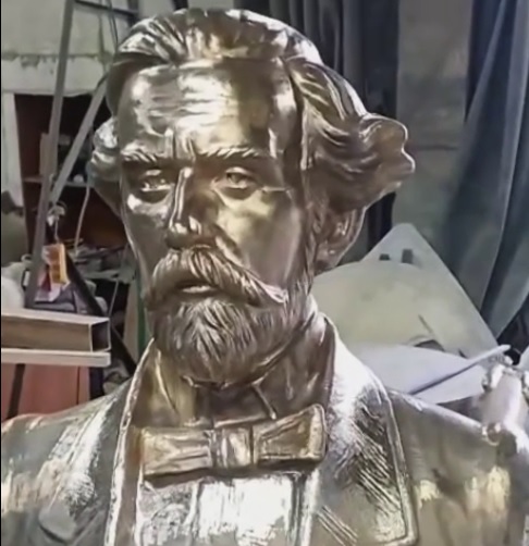 Саратовцам показали, как отливают на заводе памятник Боголюбову Саратовцам показали, как отливают на заводе памятник Боголюбову